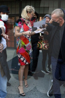 PEOPLE - Miley Cyrus in einem bunt gemusterten Kleid bei Saturday Night Live in New York
