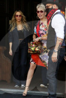 PEOPLE - Miley Cyrus in einem bunt gemusterten Kleid bei Saturday Night Live in New York

