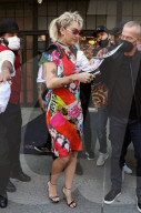 PEOPLE - Miley Cyrus in einem bunt gemusterten Kleid bei Saturday Night Live in New York
