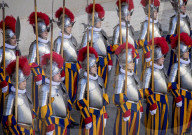 NEWS - Vereidigung der neuen Päpstlichen Schweizergarde im Vatikan