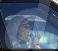PEOPLE - Jessica Simpson isst Junk-Food im Auto