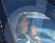 PEOPLE - Jessica Simpson isst Junk-Food im Auto
