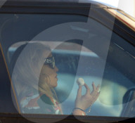 PEOPLE - Jessica Simpson isst Junk-Food im Auto
