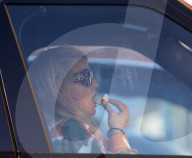 PEOPLE - Jessica Simpson isst Junk-Food im Auto