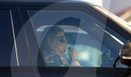 PEOPLE - Jessica Simpson isst Junk-Food im Auto