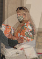 PEOPLE - Jessica Simpson isst Junk-Food im Auto
