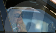 PEOPLE - Jessica Simpson isst Junk-Food im Auto