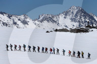 FEATURE - Skifahrer im Ganzjahres-Skigebiet Elbrus im Kaukasusgebirge, Russland