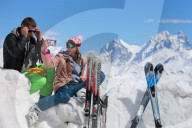 FEATURE - Skifahrer im Ganzjahres-Skigebiet Elbrus im Kaukasusgebirge, Russland