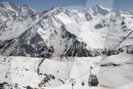 FEATURE - Skifahrer im Ganzjahres-Skigebiet Elbrus im Kaukasusgebirge, Russland