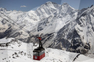 FEATURE - Skifahrer im Ganzjahres-Skigebiet Elbrus im Kaukasusgebirge, Russland