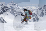 FEATURE - Skifahrer im Ganzjahres-Skigebiet Elbrus im Kaukasusgebirge, Russland
