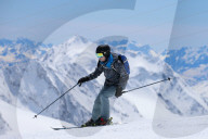 FEATURE - Skifahrer im Ganzjahres-Skigebiet Elbrus im Kaukasusgebirge, Russland