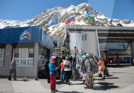 FEATURE - Skifahrer im Ganzjahres-Skigebiet Elbrus im Kaukasusgebirge, Russland