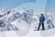 FEATURE - Skifahrer im Ganzjahres-Skigebiet Elbrus im Kaukasusgebirge, Russland