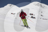 FEATURE - Skifahrer im Ganzjahres-Skigebiet Elbrus im Kaukasusgebirge, Russland