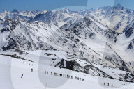 FEATURE - Skifahrer im Ganzjahres-Skigebiet Elbrus im Kaukasusgebirge, Russland