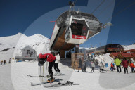 FEATURE - Skifahrer im Ganzjahres-Skigebiet Elbrus im Kaukasusgebirge, Russland