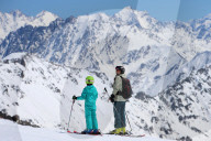 FEATURE - Skifahrer im Ganzjahres-Skigebiet Elbrus im Kaukasusgebirge, Russland