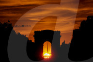 FEATURE - Sonnenuntergang, durch den Arc de Triomphe in Paris gesehen