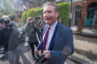 NEWS - Der Vorsitzende der Labour Party  Keir Starmer verlässt morgens sein Londoner Hauses gesehen