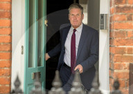 NEWS - Der Vorsitzende der Labour Party  Keir Starmer verlässt morgens sein Londoner Hauses gesehen