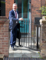 NEWS - Der Vorsitzende der Labour Party  Keir Starmer verlässt morgens sein Londoner Hauses gesehen