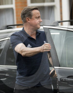 NEWS - Greensill-Affäre: Der ehemalige britische Premierminister David Cameron vor seinem Haus in London