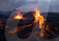 FEATURE - Fotograf fängt spektakuläre Fotos der Fagradalsfjall-Eruption auf Island ein