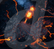 FEATURE - Fotograf fängt spektakuläre Fotos der Fagradalsfjall-Eruption auf Island ein