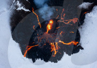 FEATURE - Fotograf fängt spektakuläre Fotos der Fagradalsfjall-Eruption auf Island ein