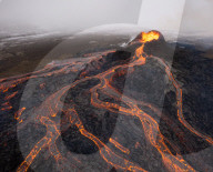FEATURE - Fotograf fängt spektakuläre Fotos der Fagradalsfjall-Eruption auf Island ein