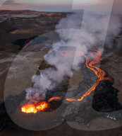 FEATURE - Fotograf fängt spektakuläre Fotos der Fagradalsfjall-Eruption auf Island ein