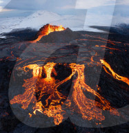 FEATURE - Fotograf fängt spektakuläre Fotos der Fagradalsfjall-Eruption auf Island ein