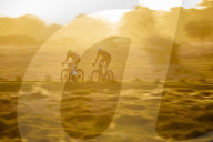 FEATURE -  Radfahrer bahnen sich bei Sonnenaufgang ihren Weg durch den Richmond Park, London