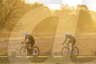 FEATURE -  Radfahrer bahnen sich bei Sonnenaufgang ihren Weg durch den Richmond Park, London