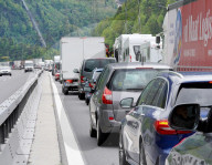 NEWS - Schweiz: Stau auf der Gotthardautobahn Richtung Süden vor Auffahrt
