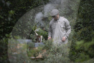 FEATURE - Imker Xavier Firmin stellt seine ersten beiden Bienenstöcke in den Gärten des Elysee-Präsidentenpalastes in Paris auf