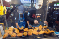 Taiwan, Taipei, Ningxia night market, shellfish and grilled cheese