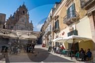 People dining in Piazza Duomo in front of Cathedral of San Giorgio in the historic hill town of Ragusa Ibla, Ragusa, UNESCO World Heritage Site, Sicily, Italy, Euruope
