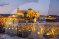 Roman Bridge (foreground), The Great Mosque (Mosquita) and Cathedral of Cordoba (background), UNESCO World Heritage Site, Cordob