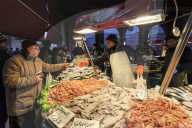 Customer pays for purchase, busy fish stall, Pescheria, Rialto Market, Venice, UNESCO World Heritage Site, Winter, Veneto, Italy