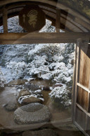 Gate on snowy Japanese garden, Okochi-sanso villa, Kyoto