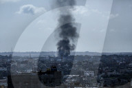 NEWS -  Gaza: Feuer und Rauch über Fabrik nach Treffer israelischer Artilleriegranaten