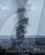 NEWS -  Gaza: Feuer und Rauch über Fabrik nach Treffer israelischer Artilleriegranaten