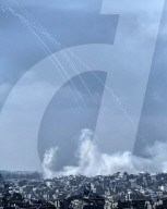 NEWS -  Gaza: Feuer und Rauch über Fabrik nach Treffer israelischer Artilleriegranaten