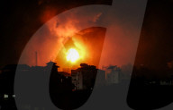 NEWS - Feuer und Rauch steigen frühmorgens über getroffenen Gebäuden in Gaza auf