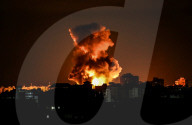 NEWS - Feuer und Rauch steigen frühmorgens über getroffenen Gebäuden in Gaza auf