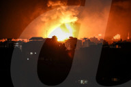 NEWS - Feuer und Rauch steigen frühmorgens über getroffenen Gebäuden in Gaza auf