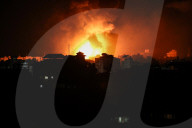 NEWS - Feuer und Rauch steigen frühmorgens über getroffenen Gebäuden in Gaza auf